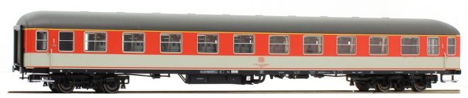 Passenger car 1st class in POP livery<br /><a href='images/pictures/LS_Models/46104.jpg' target='_blank'>Full size image</a>